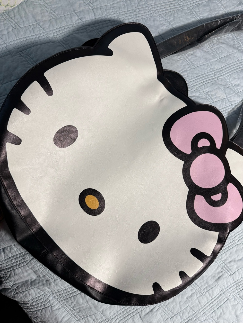 Hello Kitty XL Tote with Pink Bow zipper closure - Picture 3 of 4